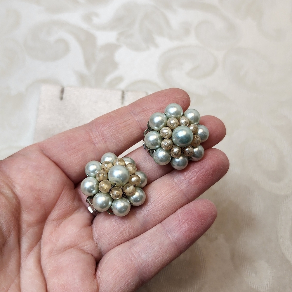 VINTAGE JAPAN FAUX PEARL CLUSTER CLIP ON EARRINGS GOLD TONE - Picture 5 of 7